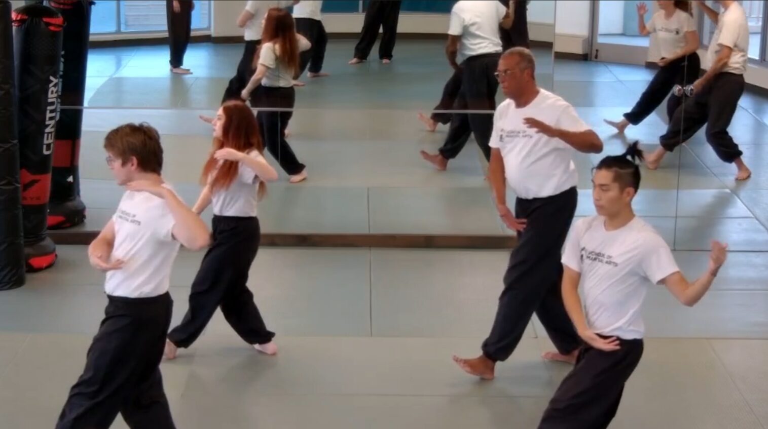 Everything moves from the center – arm movements